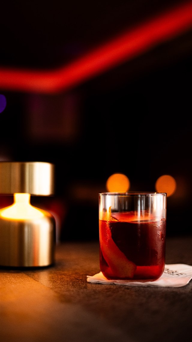 Negroni sob a luz vermelha do bar.