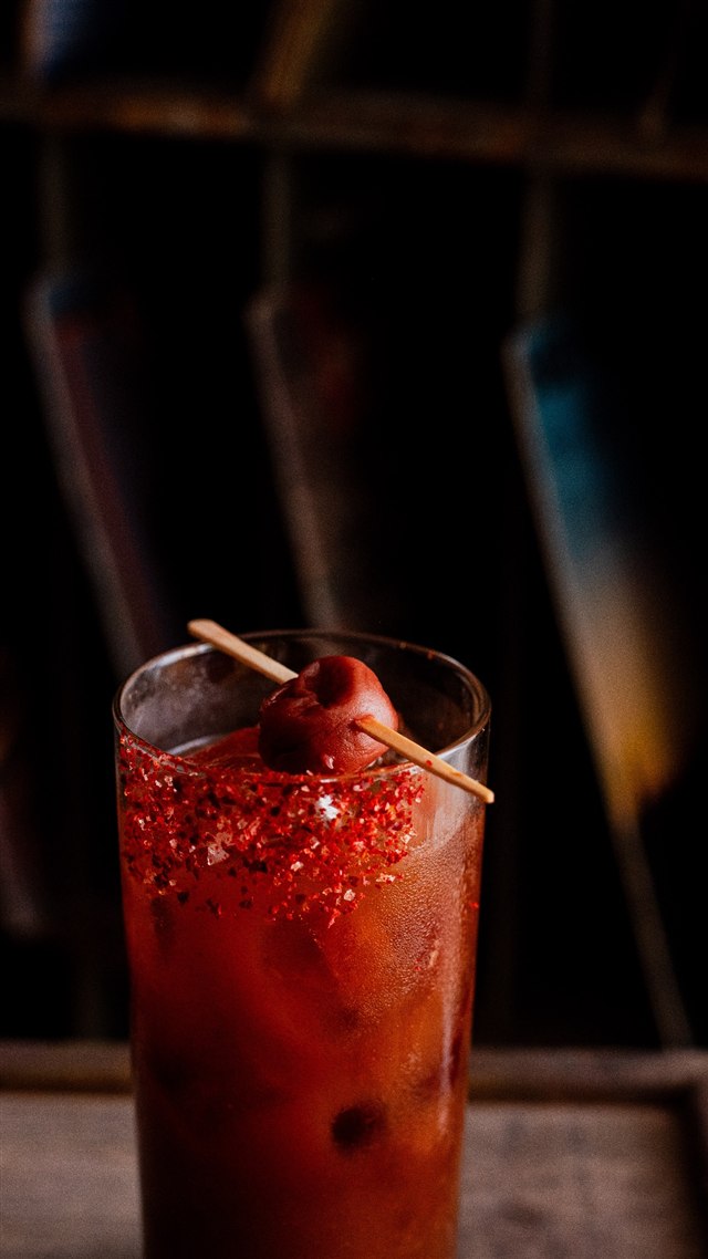 Coquetel vermelho com garnish.