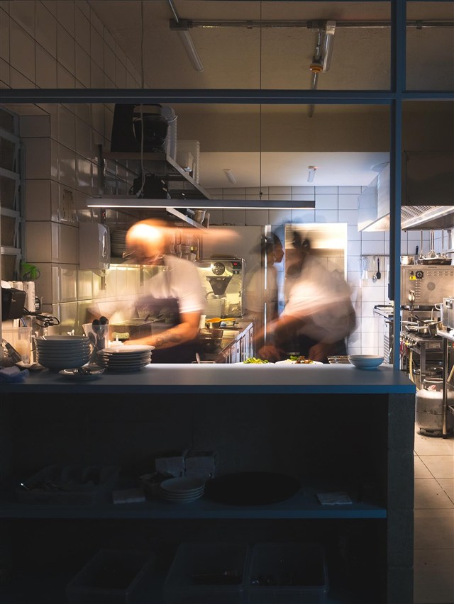 A cozinha do Vague em movimento durante o serviço.