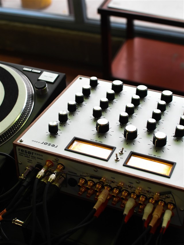 Mixer analógico e toca-discos da cabine do Vague.